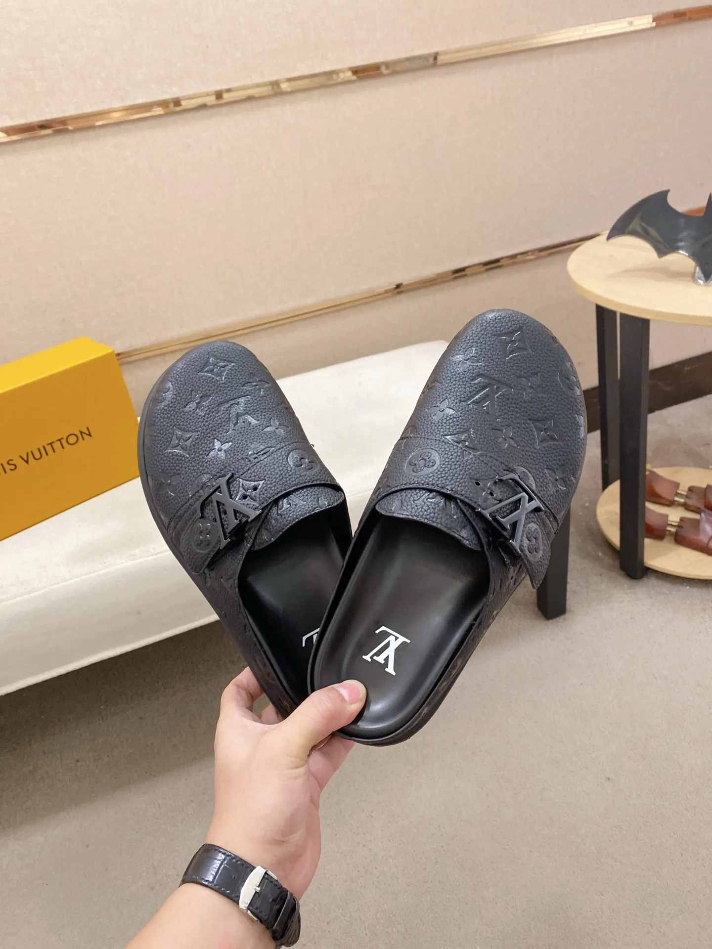 Men's shoes💰: 220💰38-45, LV Easy 2025 new men's casual sandals and slippers, made of suede cow leather, with Monogram pattern to highlight the trendy style. Adjustable straps illuminated with LV letters, while a resilient insole and micro outsole provide lightweight comfort. Made of suede cow leather with embossed Monogram pattern and brand element metal hardware✅Adjustable straps➕Tough insole‼ ️Micro outsole. Comfortable and easy to wear‼ ️